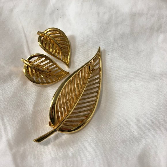 Vintage Gold Leaf Brooch & Earrings Set - Picture 9 of 11